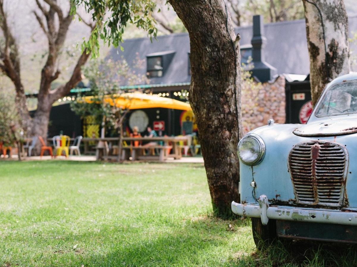 Pitstop Lodge กอร์ดอนส์เบย์ ภายนอก รูปภาพ